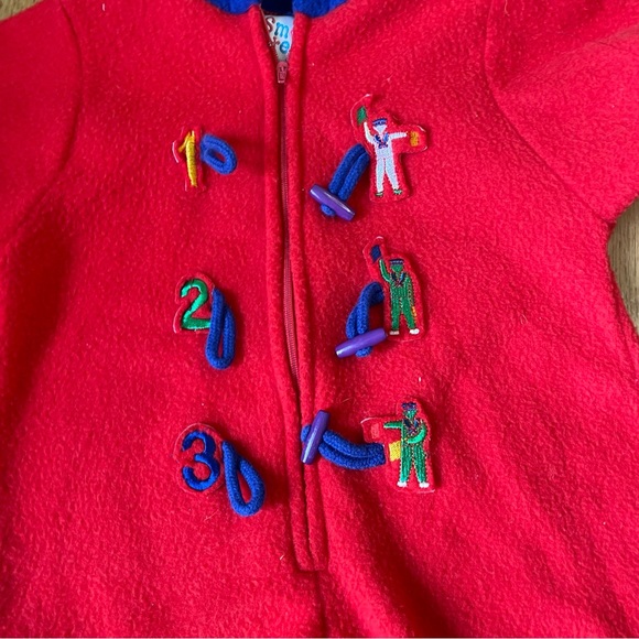 VINTAGE SMALL STEPS RED FLEECE NUMBERS FLAG GRAPHIC BABY PAJAMAS SIZE 3/6 MONTHS - Picture 3 of 4